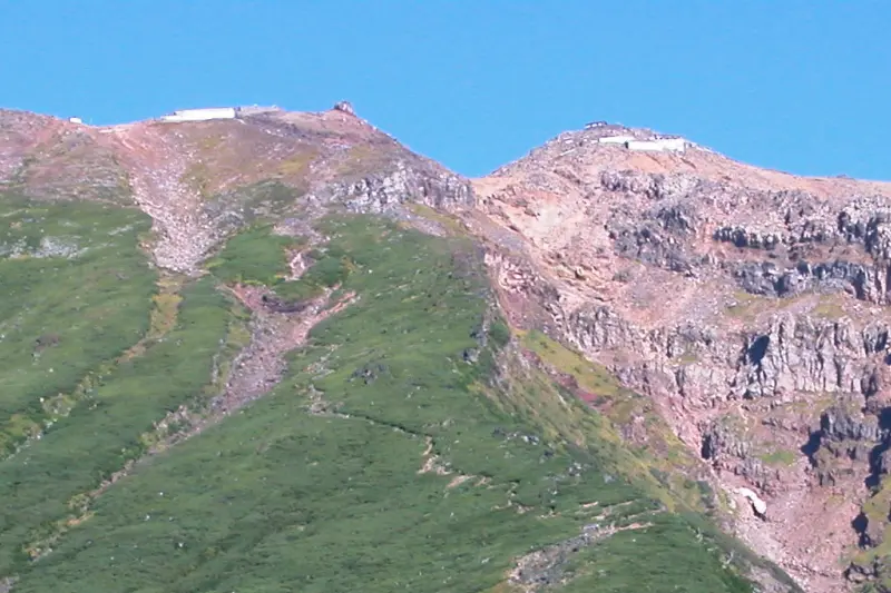 山頂を拡大すると見える王滝頂上と最高峰剣ヶ峰（右側）