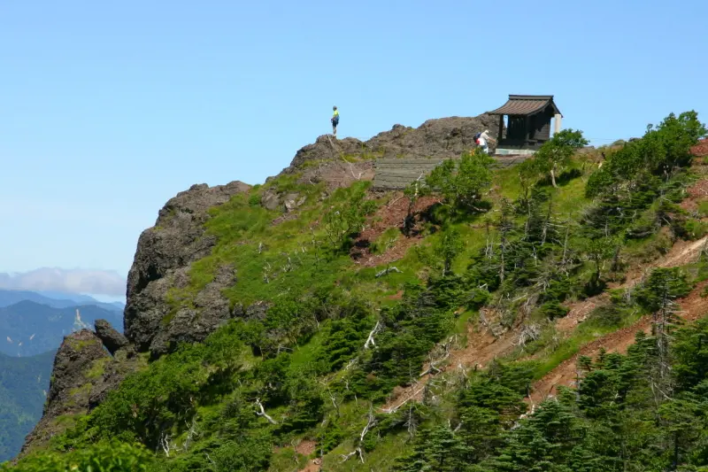周りは断崖となっている場所に立つ太郎山神社