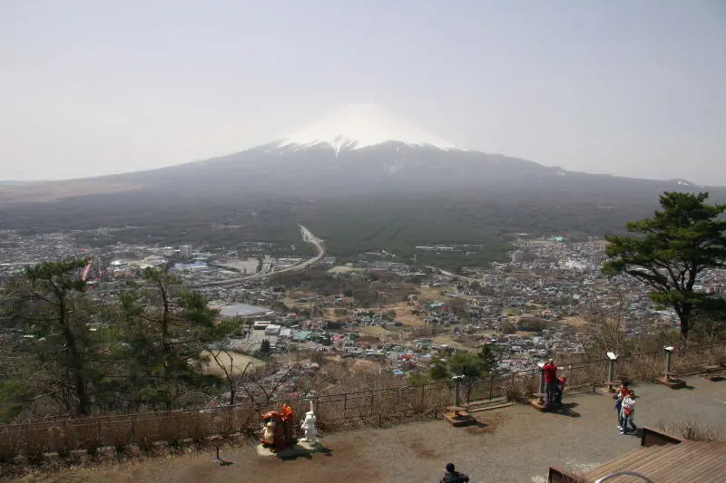 距離にして１５ｋｍ離れている雪景色の富士山