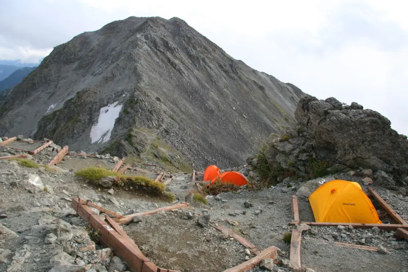 山小屋から５０ｍほどの所にある３０張限定のテント場