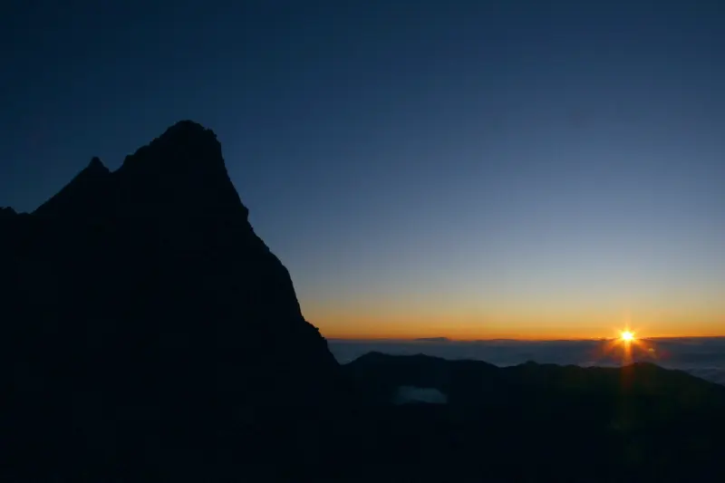槍ヶ岳の山頂が黒く浮かび上がり、太陽が昇る「日の出」の瞬間