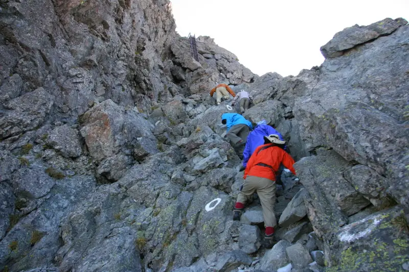 登山道は垂直に近い所もあり、落石などにも注意が必要
