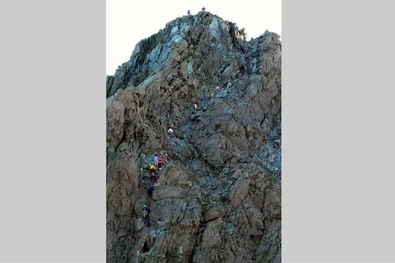 １５人ほどの登山者が連なる様子（槍ヶ岳山荘から撮影）