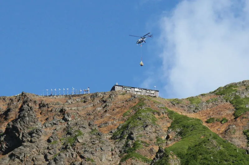 山頂直下の天望荘へ荷下ろしをするヘリコプターの姿