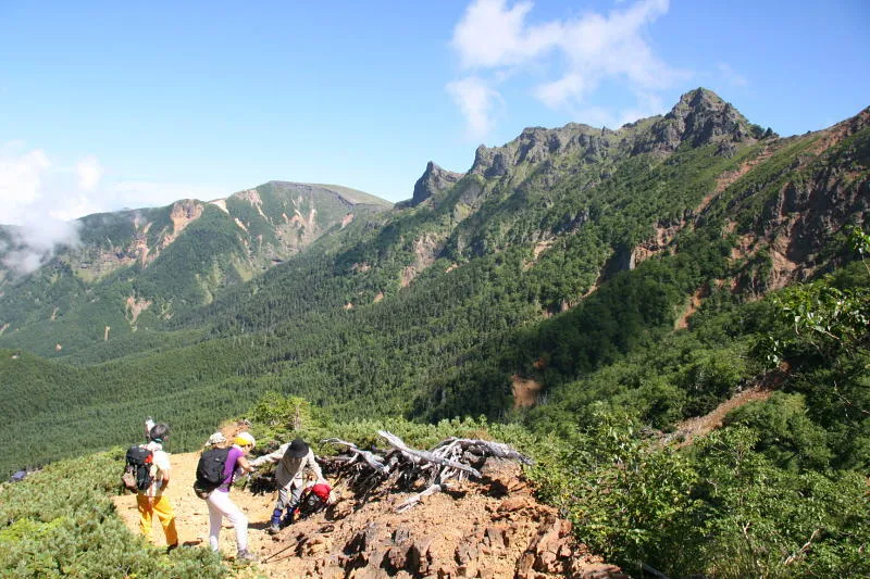 硫黄岳や横岳の山々が連なる文三郎道からの景色