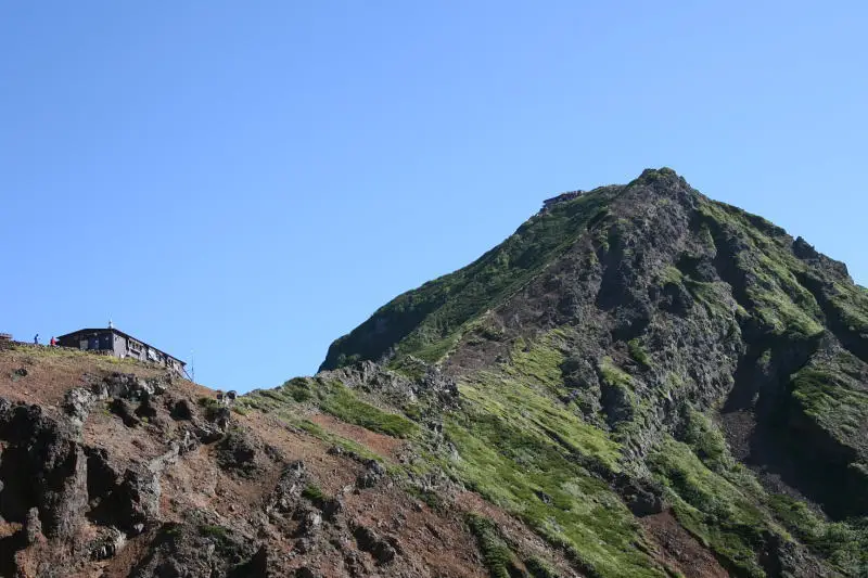 登山道から右手に見える赤岳山頂。左端は山小屋「天望荘」