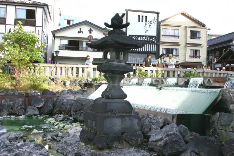 江戸時代からこの場所に立っている石灯籠