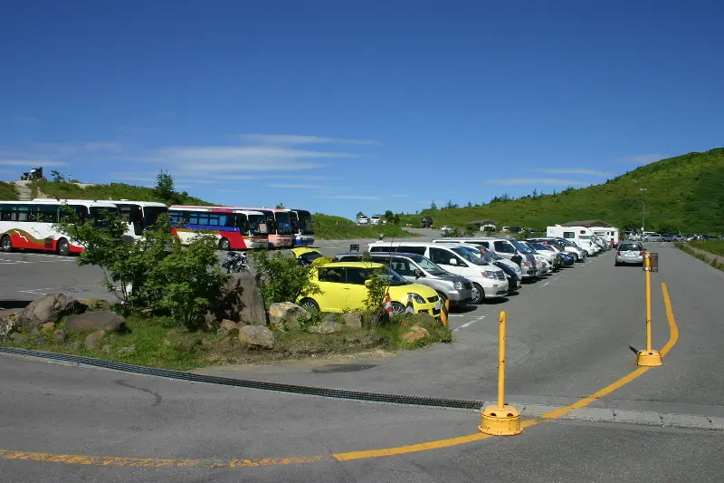 車のアクセスの良い、大型駐車場を完備（有料）
