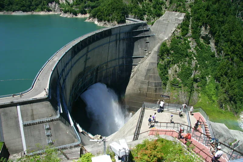 大迫力の観光放水が行われる黒部ダム