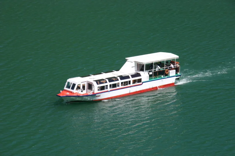 湖面から景色を眺めることのできる遊覧船
