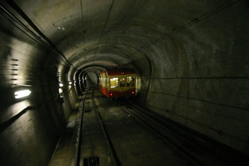 トンネル内を進む黒部ケーブルカー