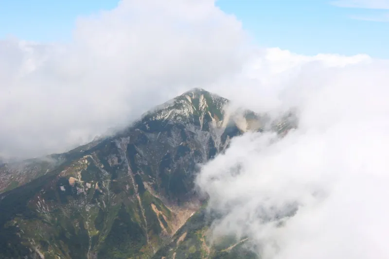 北方向に眺められる標高２６９６ｍの唐松岳
