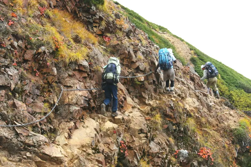 唐松岳頂上山荘を出るとすぐに鎖場や岩場の難所が出現