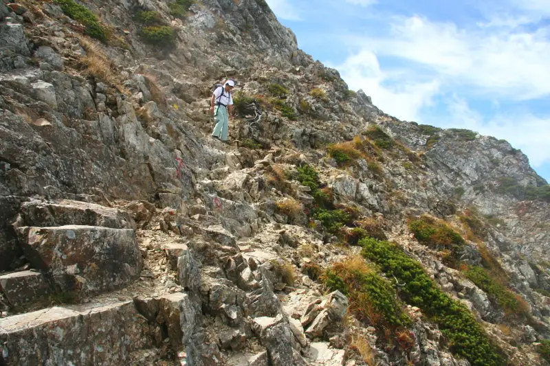 五竜山荘と山頂は高低差３００ｍあり、キツイ急坂の連続