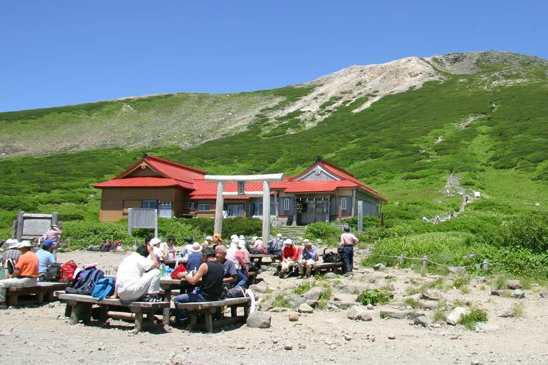 ベンチも設置されていて白山の大自然を満喫できる場所