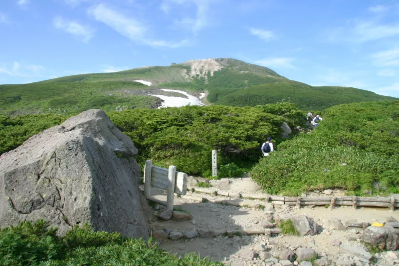 黒ボコ岩から眺める白山最高峰「御前峰」