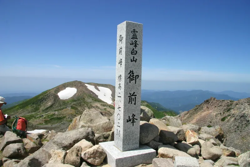 霊峰白山「御前峰」と刻まれている山頂石碑