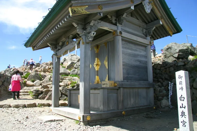 霊峰白山を御神体としている白山比咩神社の奥宮