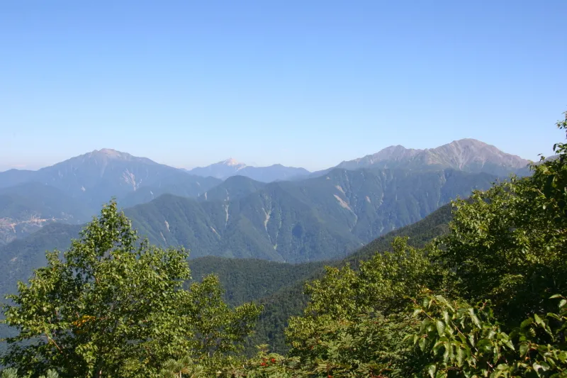 中央奥に見える甲斐駒ヶ岳。左側に仙丈ヶ岳、右側に北岳と間ノ岳
