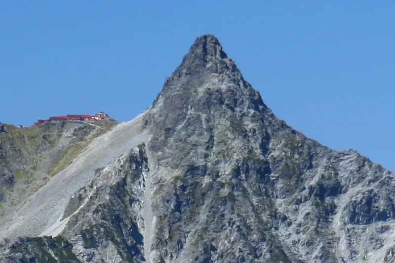 槍ヶ岳を拡大。左端の赤い建物は槍岳山荘