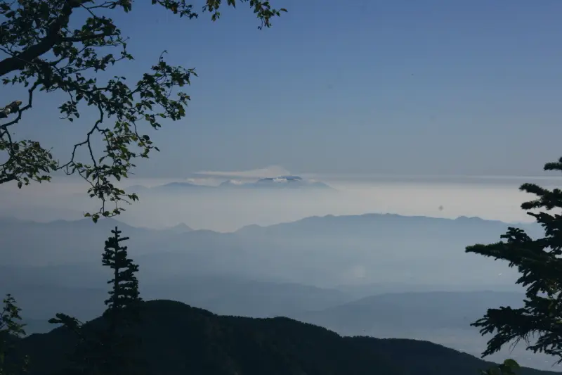 標高は２４００ｍを超え、雲海の中に山頂を見せる浅間山