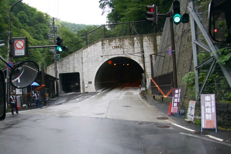 警備員が常駐している釜トンネル入口