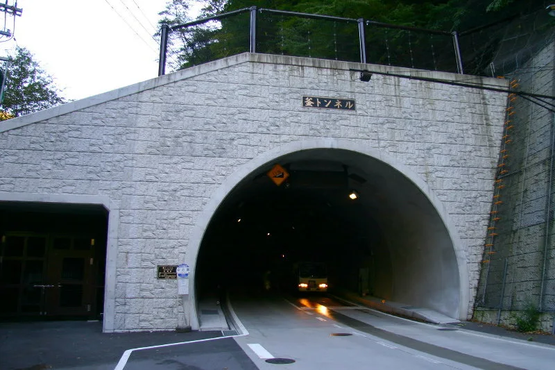 ２００５年に開通した新しい釜トンネル。写真左は旧トンネル