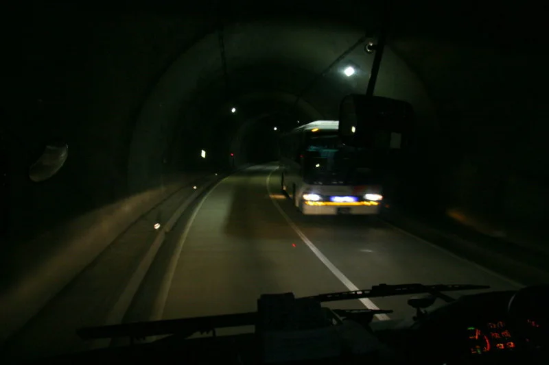 上高地を結ぶシャトルバスから見た釜トンネルの走行風景