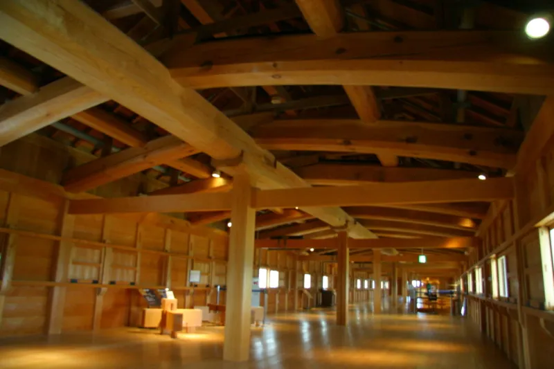 伝統工法で大量の木材が使用する室内の様子