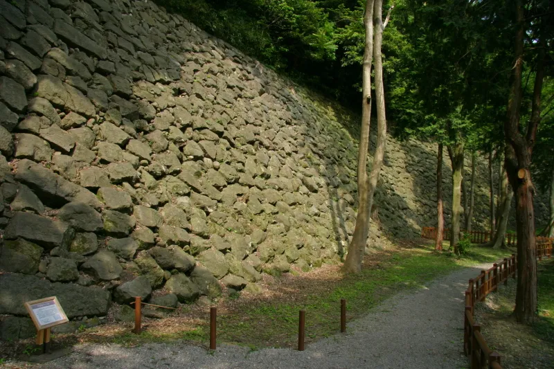 随所に石垣が眺められ、金沢城の史跡巡りも魅力の一つ