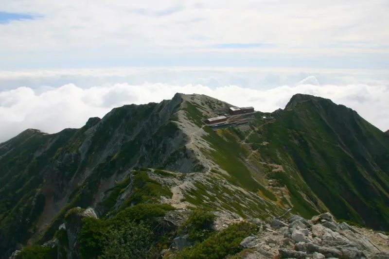 写真中央に見える山小屋「唐松岳頂上山荘」