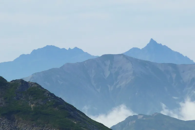 北アルプスの名峰となっている、奥穂高岳(左)と槍ヶ岳(右)