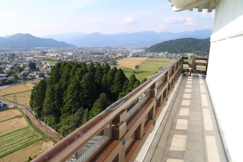 最上階の展望台から眺める勝山市内の景色