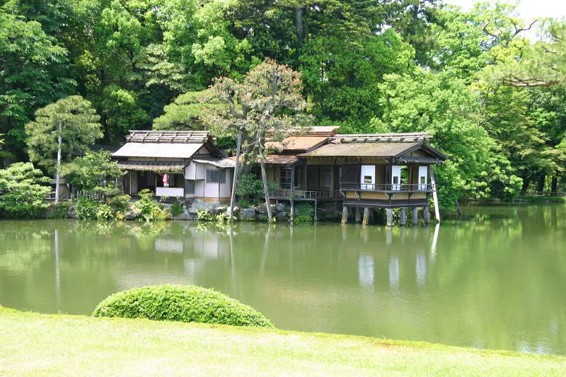 池の畔に立ち、庭園が眺められる食事処「内橋亭」