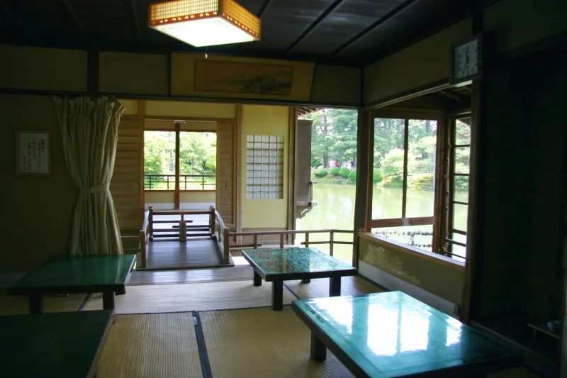 内橋亭は畳敷きの和室で、抹茶などの甘味も人気