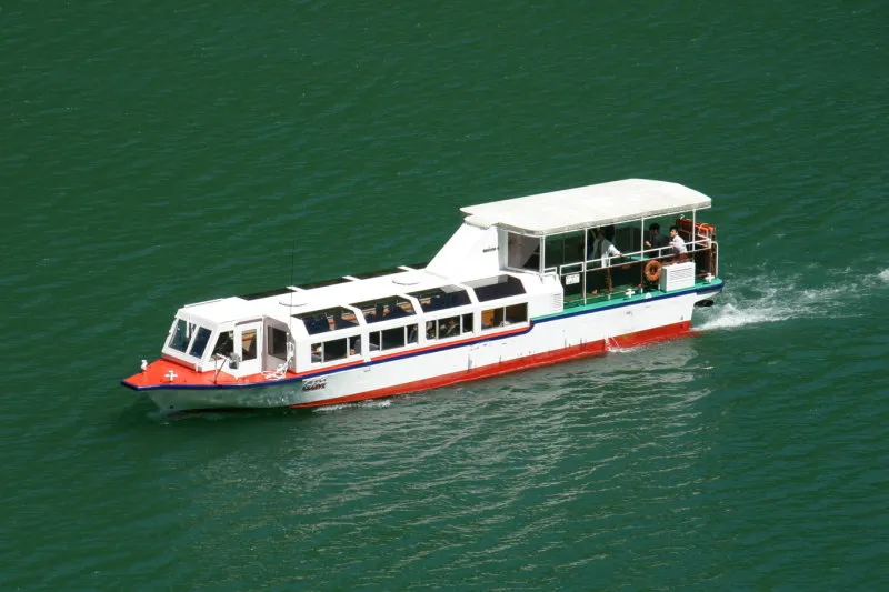 湖面から黒部の自然を眺める８０人乗りの遊覧船ガルバ