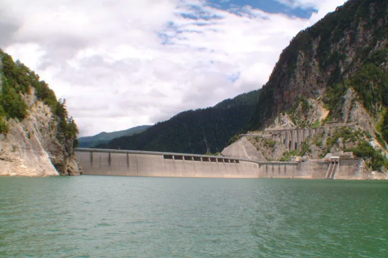 ダムの堤体部分も近くから眺められ、湖の大きさも実感できるクルーズ