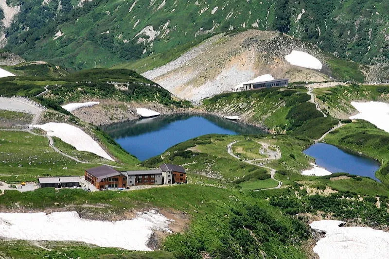 立山の頂上から眺めるみくりが池（左側）