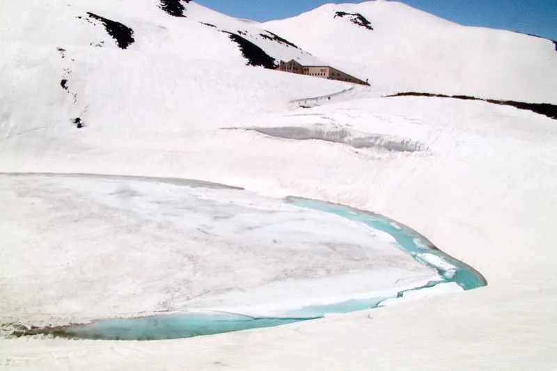 ５月に訪れた時は池全体が雪に埋もれる光景