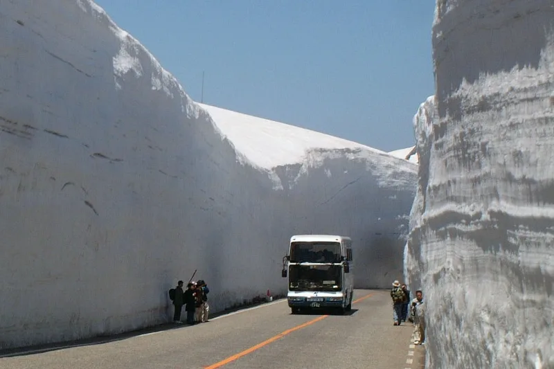 高さはバス以上、除雪をしてできる巨大な雪の壁