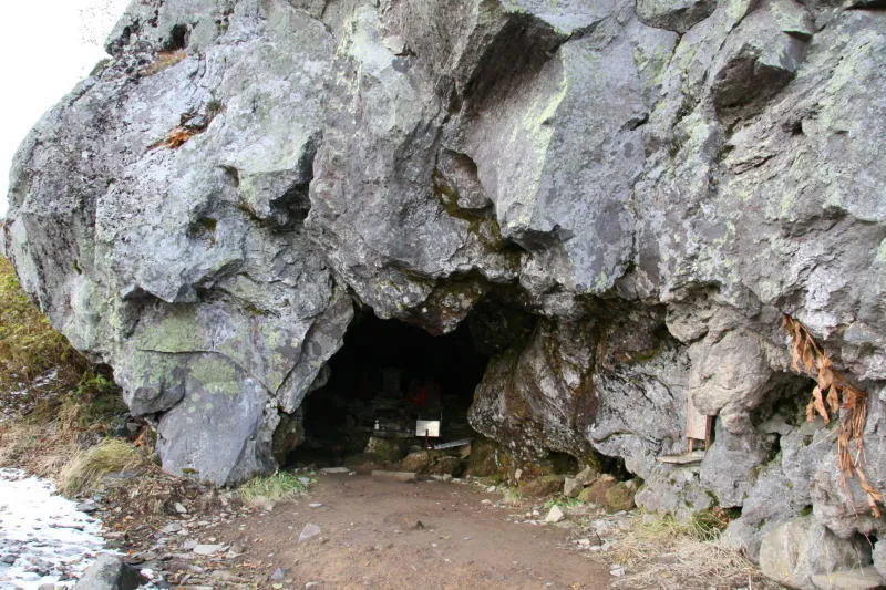 洞窟には石仏が置かれ、立山開山の聖地となる玉殿岩屋