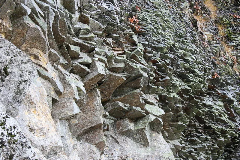 玉殿岩屋の周りは板状節理と言う独特の岩盤を形成