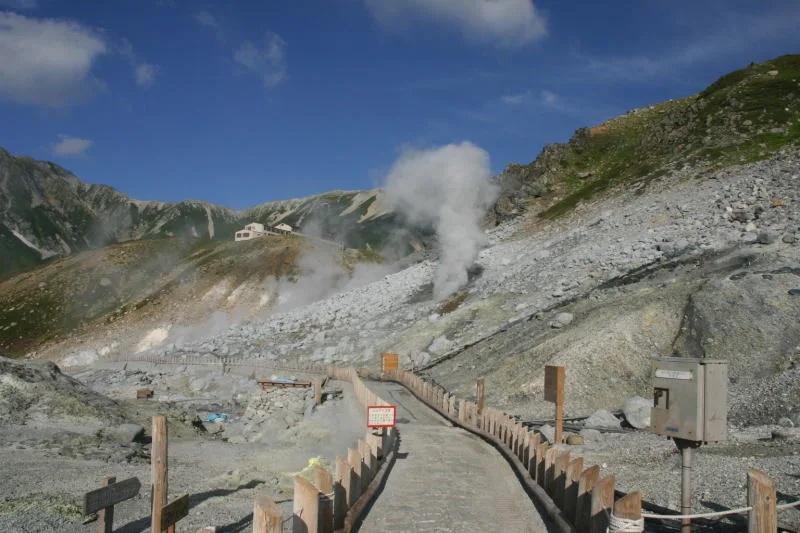標高２４００ｍから温泉が出る全国的にも珍しい地獄谷