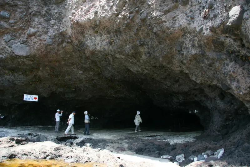 横には巨大な洞窟もあり、自然が造り出すスケールに圧倒