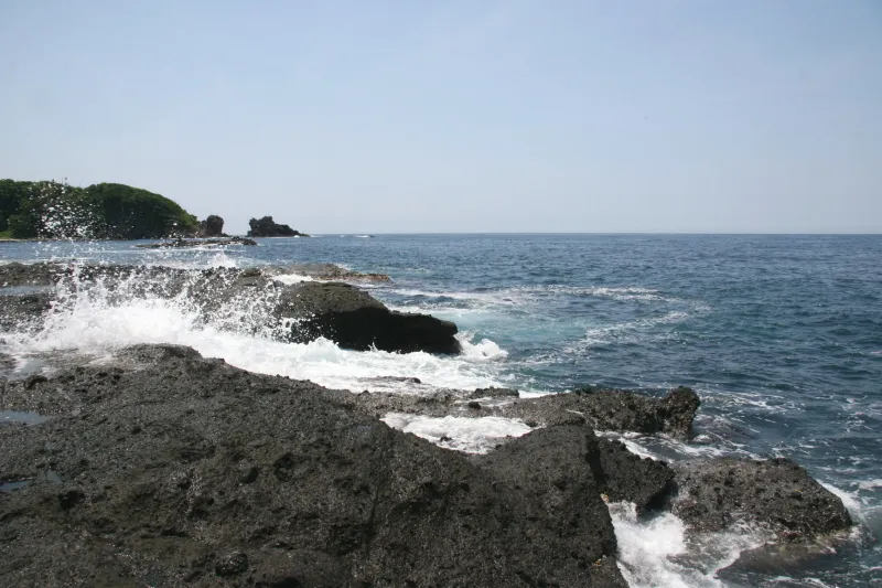 岩場の先端まで行くことができ、日本海を一望