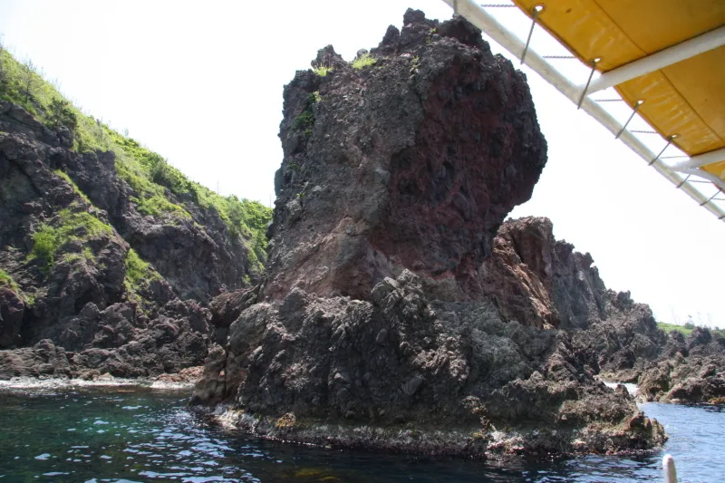 船は狭い岩礁の間も通り抜け、巨大な岩の前を通過