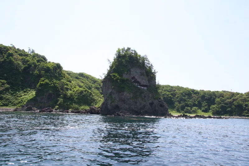 観光名所の一つとなっている高さ１５ｍ、鷹の巣岩