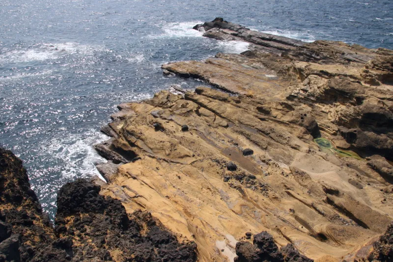 海に突き出るように浸食される石灰質砂岩