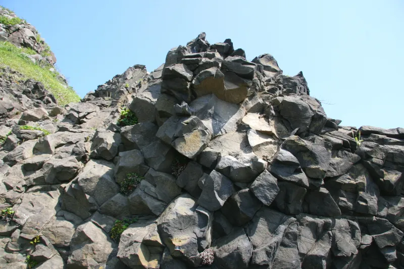 火山活動で流れ出た溶岩が冷やされ、形成された節理