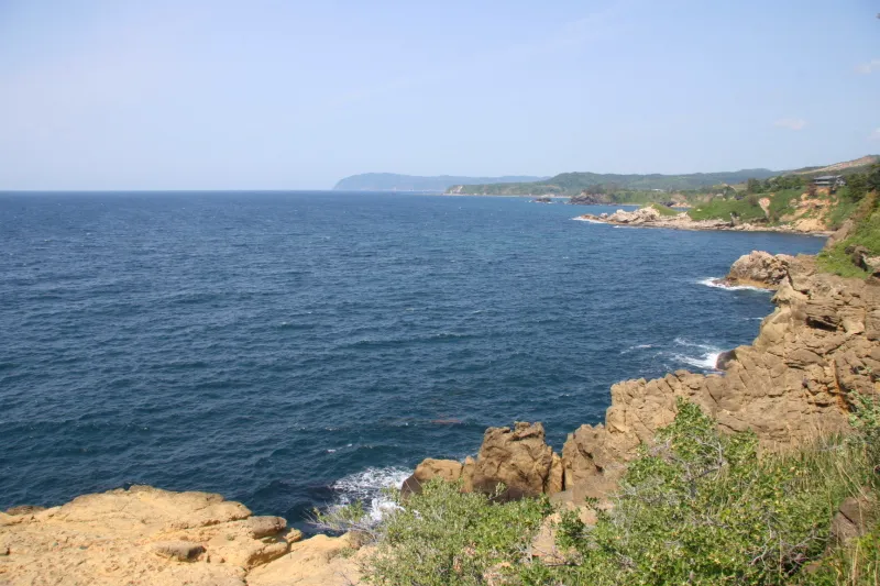 青い日本海と険しい海岸線の続く展望台からの眺め